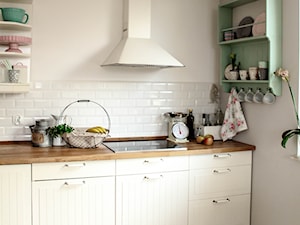 Mała średnia otwarta zamknięta biała szara z zabudowaną lodówką kuchnia jednorzędowa, styl prowansalski - zdjęcie od homeonthehill.pl