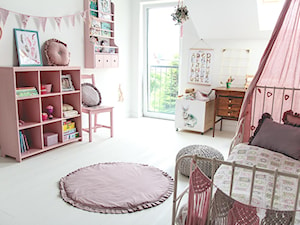 nowy dom - Średni biały pokój dziecka dla dziecka dla nastolatka dla dziewczynki, styl skandynawski - zdjęcie od homeonthehill.pl