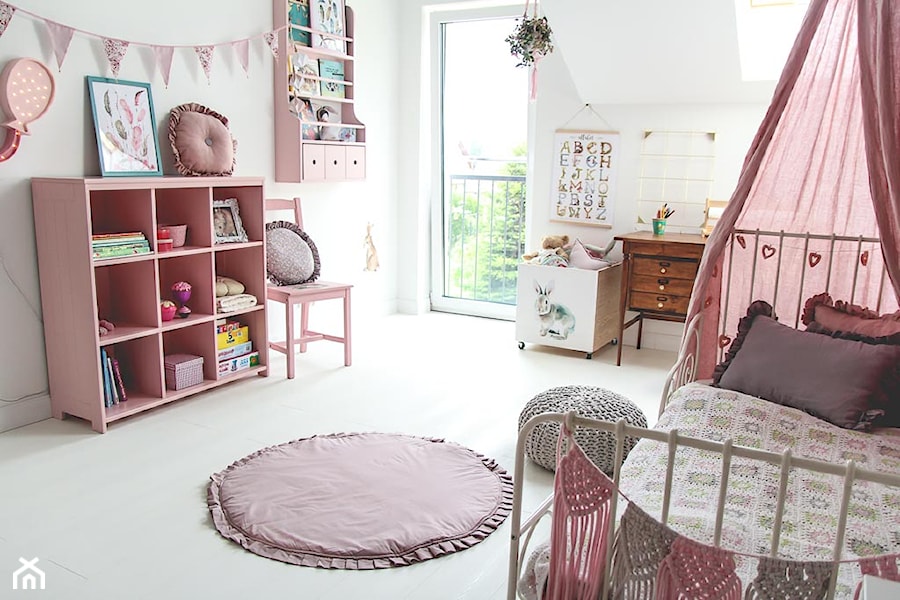nowy dom - Średni biały pokój dziecka dla dziecka dla nastolatka dla dziewczynki, styl skandynawski - zdjęcie od homeonthehill.pl