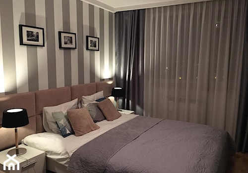 Mieszkanie 47m2 - Mała biała szara sypialnia, styl nowoczesny - zdjęcie od outt