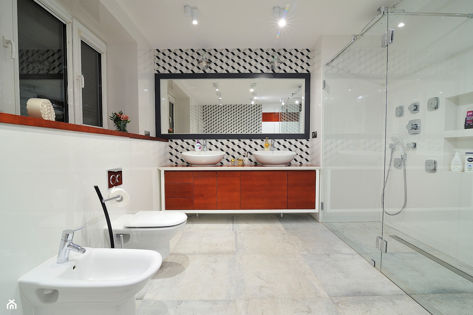 duża łazienka w domu jednorodzinnym - zdjęcie od pf design - Homebook