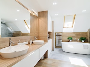 Duża łazienka na poddaszu, połączenie ciepłego koloru drewna, bieli i chłodnego betonu - zdjęcie od pf design