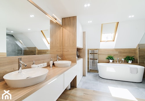 Duża łazienka na poddaszu, połączenie ciepłego koloru drewna, bieli i chłodnego betonu - zdjęcie od pf design
