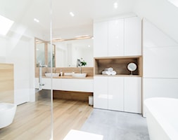 Przytulna łazienka na poddaszu, szarość+ciepły odcień drewna+biel - zdjęcie od pf design - Homebook