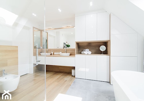 Przytulna łazienka na poddaszu, szarość+ciepły odcień drewna+biel - zdjęcie od pf design