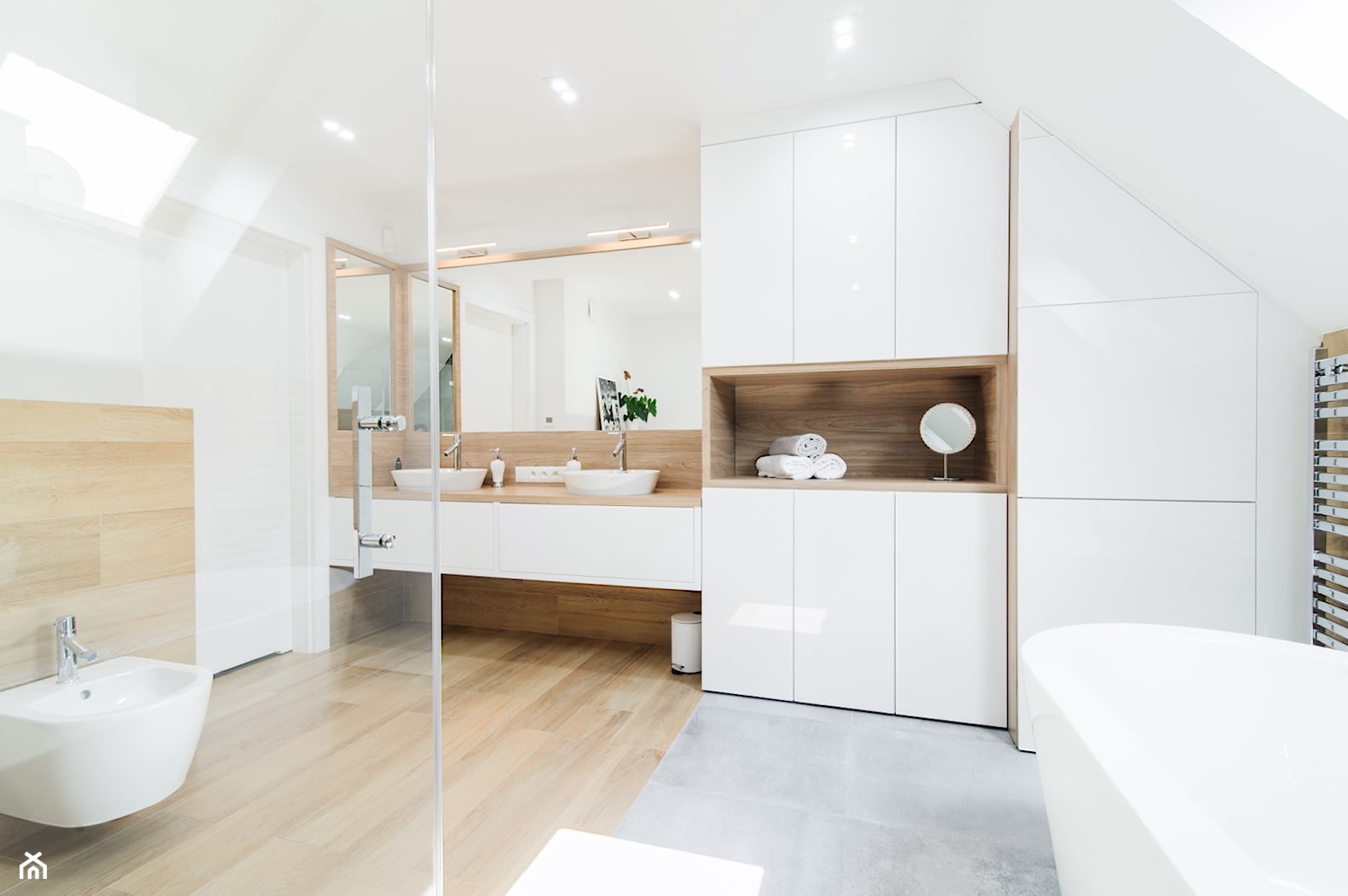 Przytulna łazienka na poddaszu, szarość+ciepły odcień drewna+biel - zdjęcie od pf design - Homebook