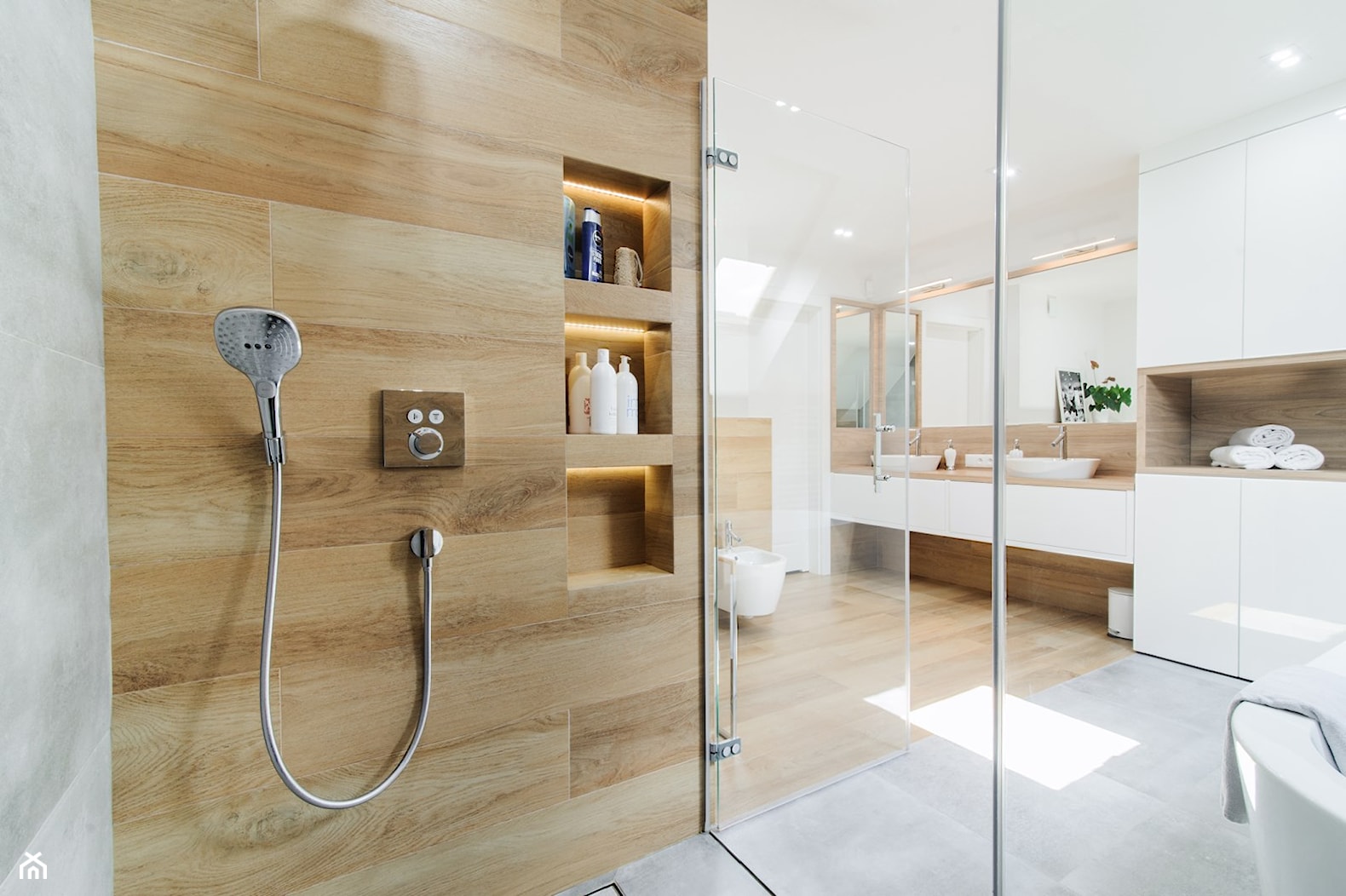 Duża łazienka na poddaszu, połączenie ciepłego koloru drewna, bieli i chłodnego betonu - zdjęcie od pf design - Homebook
