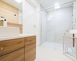 łazienka na poddaszu w domu jednorodzinnym - zdjęcie od pf design - Homebook
