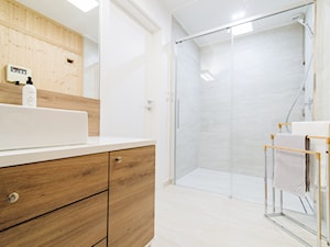 łazienka na poddaszu w domu jednorodzinnym - zdjęcie od pf design