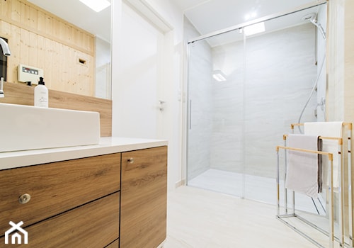 łazienka na poddaszu w domu jednorodzinnym - zdjęcie od pf design