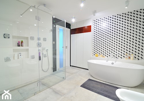 łazienka z prysznicem i wanną wolnostojącą - zdjęcie od pf design
