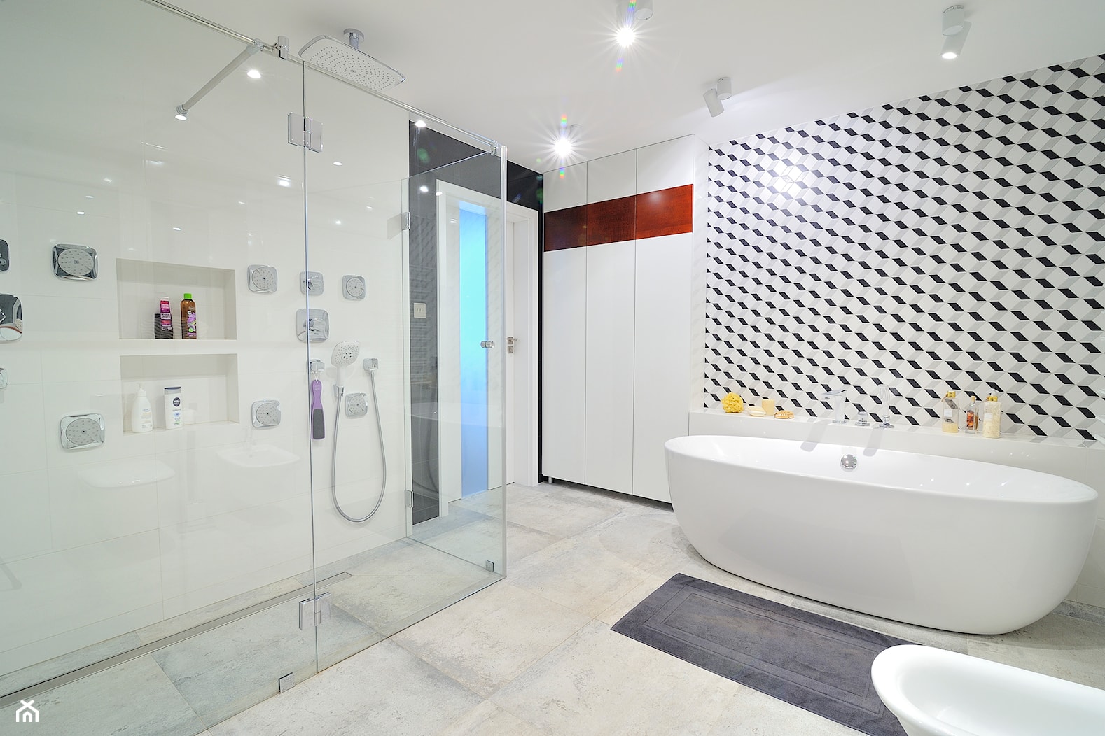 łazienka z prysznicem i wanną wolnostojącą - zdjęcie od pf design - Homebook