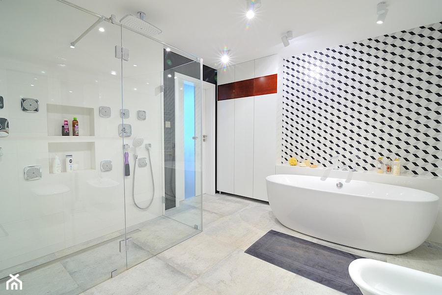 łazienka z prysznicem i wanną wolnostojącą - zdjęcie od pf design