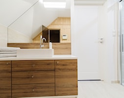 średnia łazienka na poddaszu - zdjęcie od pf design - Homebook