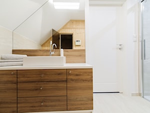 średnia łazienka na poddaszu - zdjęcie od pf design