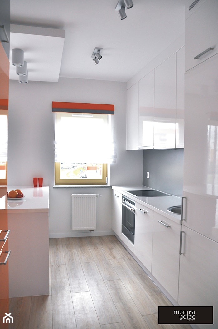 Na pomarańczowo - Mała średnia otwarta zamknięta biała szara z zabudowaną lodówką kuchnia dwurzędowa, styl nowoczesny - zdjęcie od monikagolec.pl - Homebook