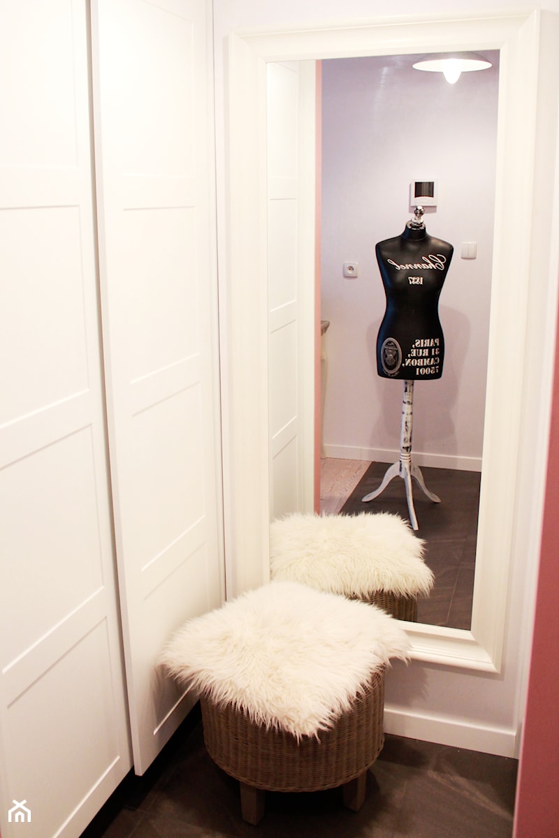 mieszkanie romantyczne - Mała otwarta garderoba przy sypialni, styl skandynawski - zdjęcie od essa-architektura