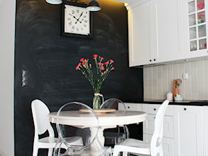 mieszkanie romantyczne - Mała czarna szara jadalnia w kuchni, styl skandynawski - zdjęcie od essa-architektura