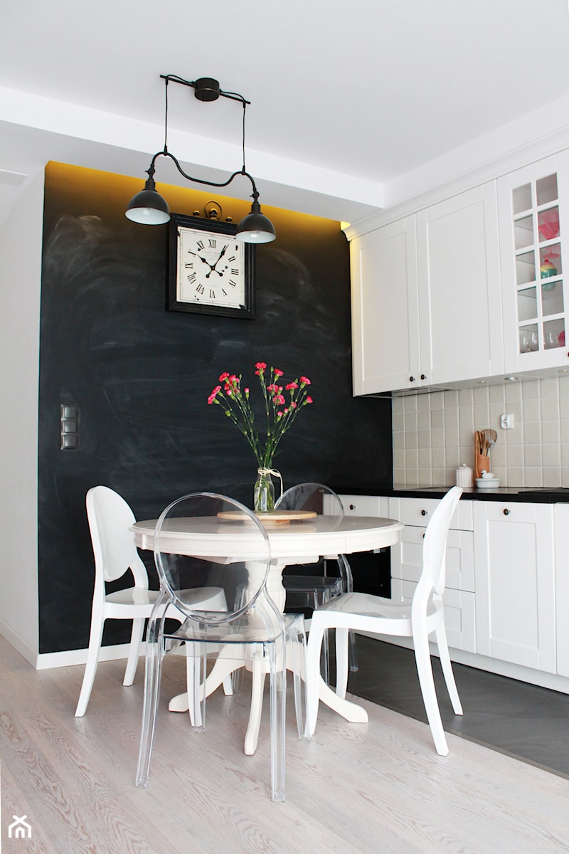 mieszkanie romantyczne - Mała czarna szara jadalnia w kuchni, styl skandynawski - zdjęcie od essa-architektura