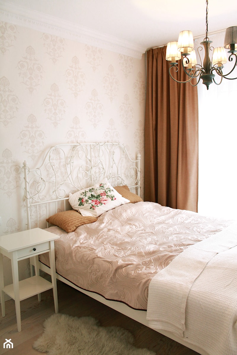 mieszkanie romantyczne - Mała beżowa sypialnia, styl skandynawski - zdjęcie od essa-architektura