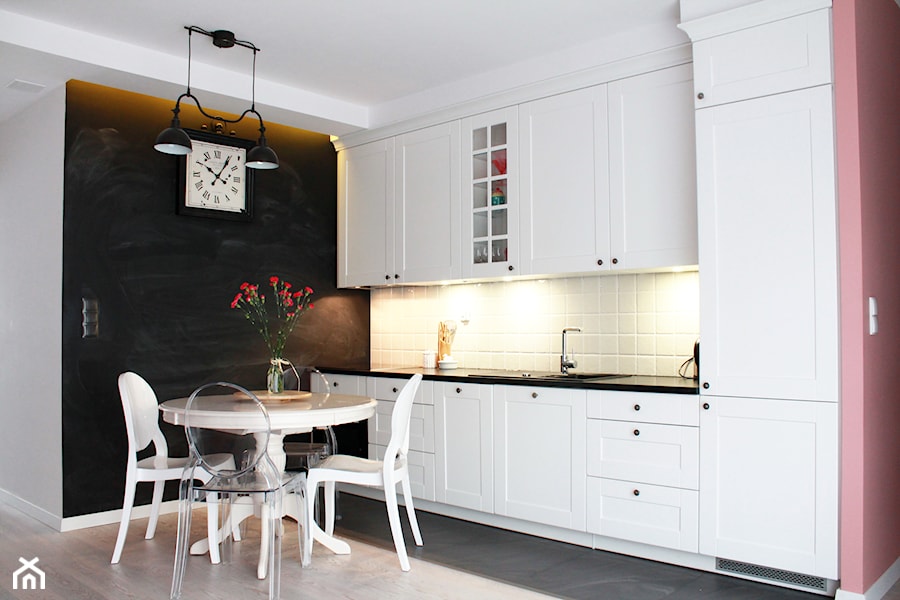 mieszkanie romantyczne - Mała otwarta z salonem biała czarna różowa z zabudowaną lodówką z nablatowym zlewozmywakiem kuchnia jednorzędowa, styl skandynawski - zdjęcie od essa-architektura