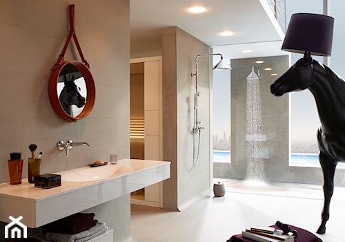 Axor Showers by Front - Duża z lustrem z punktowym oświetleniem łazienka z oknem, styl glamour - zdjęcie od Hansgrohe