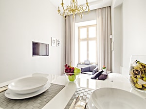 Kawalerka w centrum Krakowa. - Mała biała sypialnia, styl nowoczesny - zdjęcie od Moti