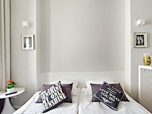 Kawalerka w centrum Krakowa. - Średnia biała sypialnia, styl nowoczesny - zdjęcie od Moti
