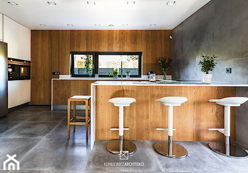 DOM+WNĘTRZE+OGRÓD - Duża z salonem beżowa szara z zabudowaną lodówką kuchnia w kształcie litery g z wyspą lub półwyspem z oknem, styl nowoczesny - zdjęcie od Kunkiewicz Architekci