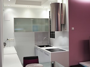Mieszkanie w stylu Glamour - Mała otwarta biała z zabudowaną lodówką kuchnia, styl glamour - zdjęcie od Pixellence