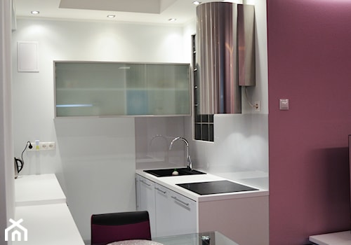Mieszkanie w stylu Glamour - Mała otwarta biała z zabudowaną lodówką kuchnia, styl glamour - zdjęcie od Pixellence