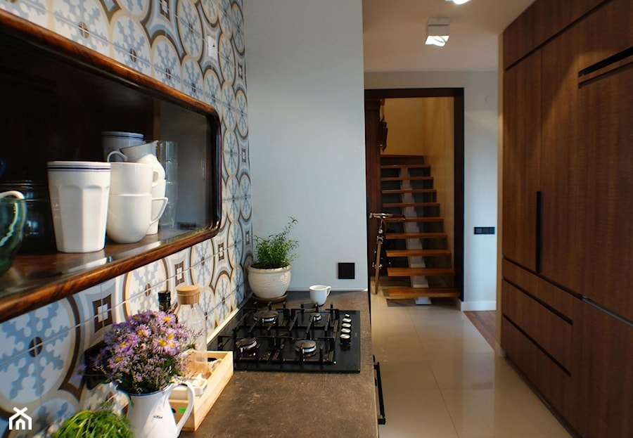 Mieszkanie w Sieradzu - Średnia zamknięta biała z zabudowaną lodówką kuchnia w kształcie litery u, styl nowoczesny - zdjęcie od Atelier58