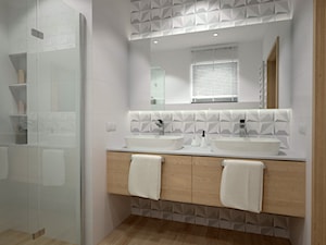 Dom w jasnych barwach - Średnia z lustrem z dwoma umywalkami z punktowym oświetleniem łazienka z oknem, styl nowoczesny - zdjęcie od Miliart Studio