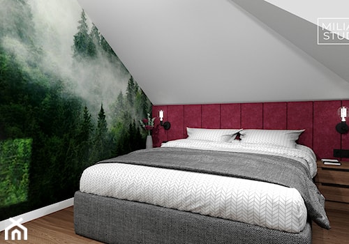 Mała sypialnia na poddaszu z burgundowym zagłówkiem i fototapetą - zdjęcie od Miliart Studio