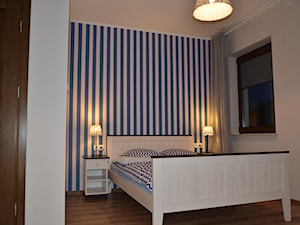Dom wypoczynkowy realizacja - Mała biała sypialnia, styl nowoczesny - zdjęcie od MyWay Design