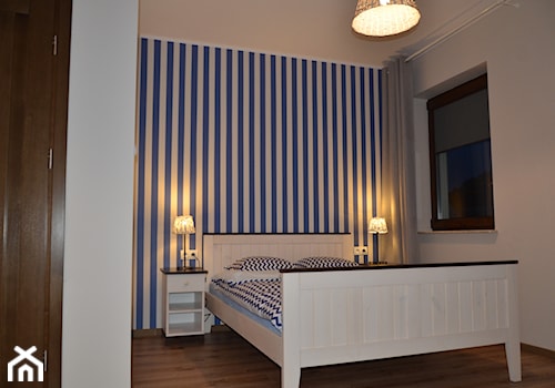 Dom wypoczynkowy realizacja - Mała biała sypialnia, styl nowoczesny - zdjęcie od MyWay Design