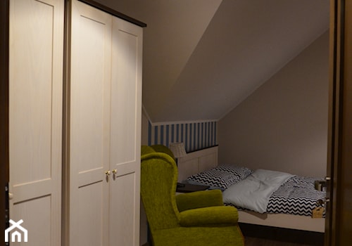Dom wypoczynkowy realizacja - Mała szara sypialnia na poddaszu, styl nowoczesny - zdjęcie od MyWay Design
