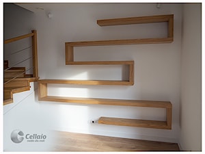 Cellaio - wytrzymałe półki na książki koło schodów