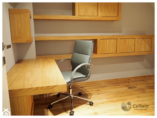 Meble do gabinetu - Małe z zabudowanym biurkiem beżowe biuro - zdjęcie od Cellaio - półki na książki - Homebook