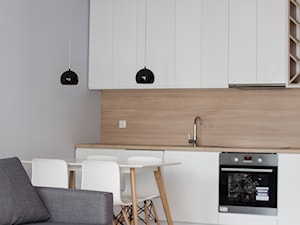 AMSTERDAM - Mała z salonem beżowa szara z podblatowym zlewozmywakiem kuchnia jednorzędowa, styl skandynawski - zdjęcie od Dekoncept