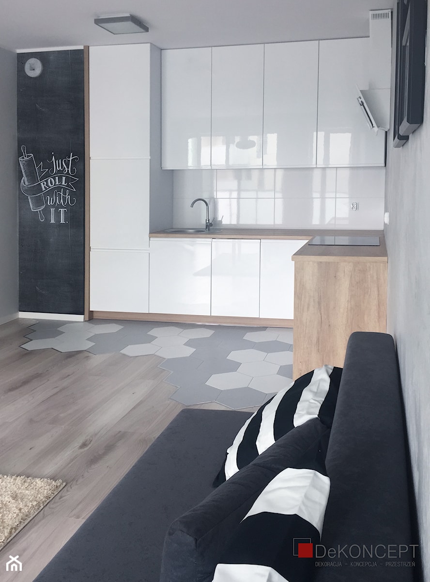 AMSTERDAM - Mała otwarta z salonem biała szara z zabudowaną lodówką z podblatowym zlewozmywakiem kuchnia w kształcie litery l, styl minimalistyczny - zdjęcie od Dekoncept