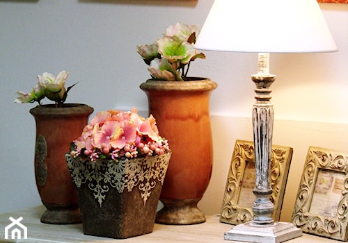 Lampy - Mała biała sypialnia, styl prowansalski - zdjęcie od PATIOMEBLE