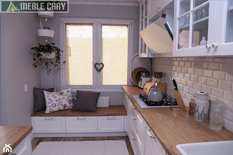Mała średnia zamknięta z zabudowaną lodówką kuchnia z oknem, styl skandynawski - zdjęcie od Meble Cary
