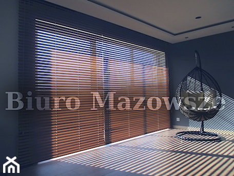 Aranżacje wnętrz - Salon: Żaluzje drewniane 50mm - Biuro Mazowsze. Przeglądaj, dodawaj i zapisuj najlepsze zdjęcia, pomysły i inspiracje designerskie. W bazie mamy już prawie milion fotografii!