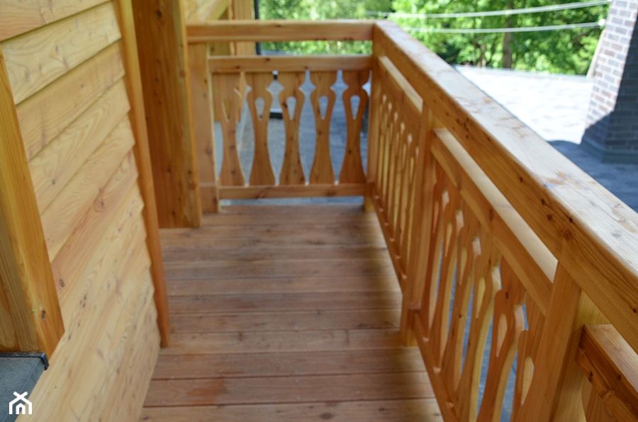 elewacja balkony balustrady drewniane - Taras, styl tradycyjny - zdjęcie od JakubMackiewicz