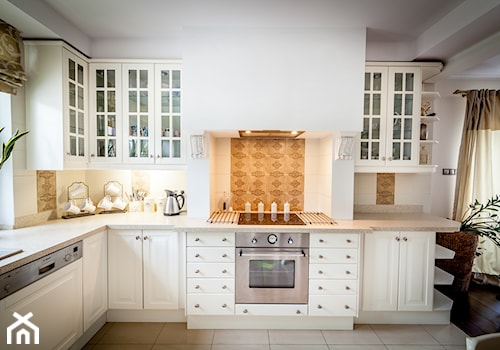 Średnia otwarta z salonem biała z zabudowaną lodówką kuchnia w kształcie litery l z oknem, styl prowansalski - zdjęcie od Hdhome.pl - prezentacje nieruchomości