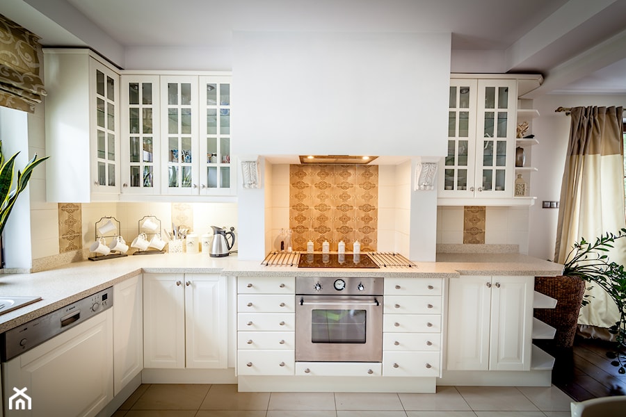 Średnia otwarta z salonem biała z zabudowaną lodówką kuchnia w kształcie litery l z oknem, styl prowansalski - zdjęcie od Hdhome.pl - prezentacje nieruchomości