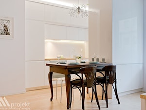 Średnia biała jadalnia w salonie, styl nowoczesny - zdjęcie od biuro@miprojekt.pl