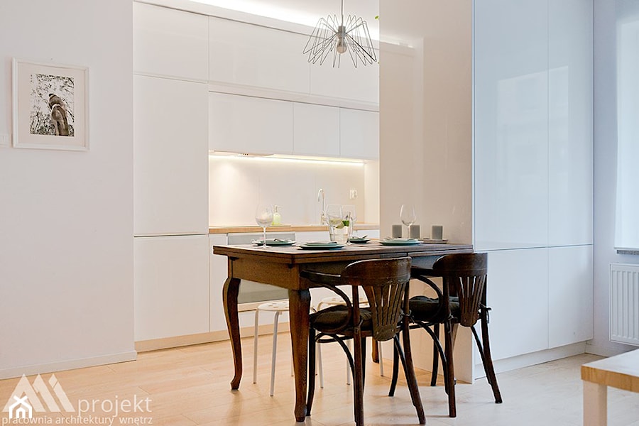 Mieszkanie młodej artystki - Średnia biała jadalnia w kuchni, styl nowoczesny - zdjęcie od biuro@miprojekt.pl