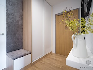 Realizacja nadmorskiego apartamentu - Mały biały hol / przedpokój, styl skandynawski - zdjęcie od MOA design